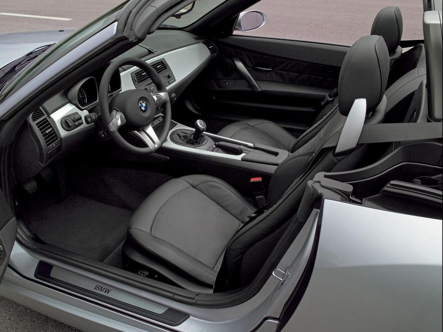Интерьер BMW Z4 3.0i Roadster (E85) 2002 года  (фото 20 из 28)